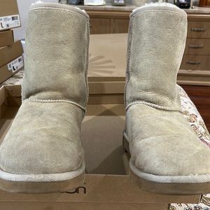 Classic short women’s Uggs in sand color